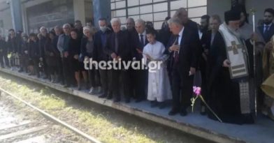 Συγκίνηση στο μνημόσυνο για τα θύματα των Τεμπών