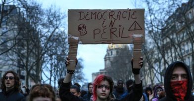 Γαλλία: Οργή στους δρόμους μετά την καταψήφιση των προτάσεων μομφής