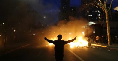 Εμπόλεμη ζώνη το Παρίσι: Συνεχίζονται οι συγκρούσεις διαδηλωτών και αστυνομικών