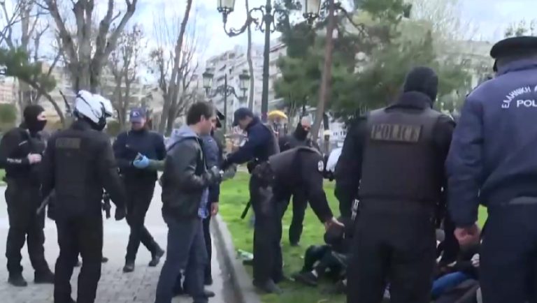 Τουλάχιστον 14 προσαγωγές οικολόγων στην πλατεία Δικαστηρίων