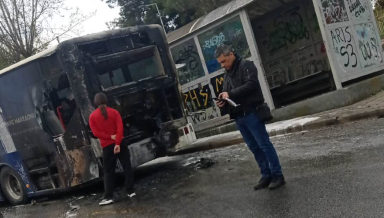 Θεσσαλονίκη: Στις φλόγες αστικό λεωφορείο στη Χαριλάου (pic)