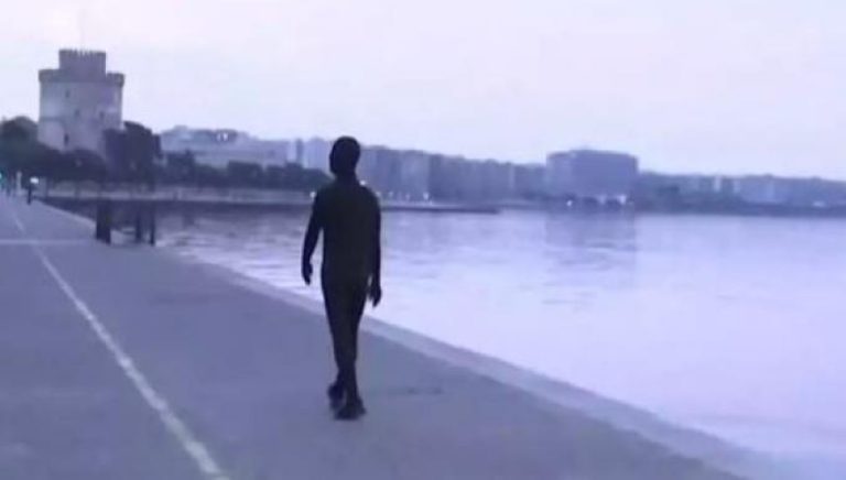 Θεσσαλονίκη: Ποιος είναι ο μυστηριώδης «άνθρωπος σκιά»; (videos)