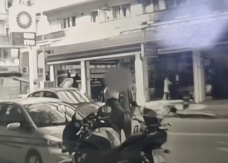 Θεσσαλονίκη: Η στιγμή που 62χρονος πατά με το ΙΧ δημοτικό αστυνομικό (VIDEO)