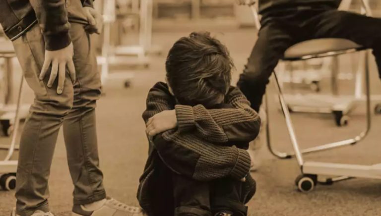 Άγριο μπούλιγνκ σε μαθητή στο Αρσάκειο: «Τύλιξαν στο λαιμό μου πετονιά και γέλαγαν»!
