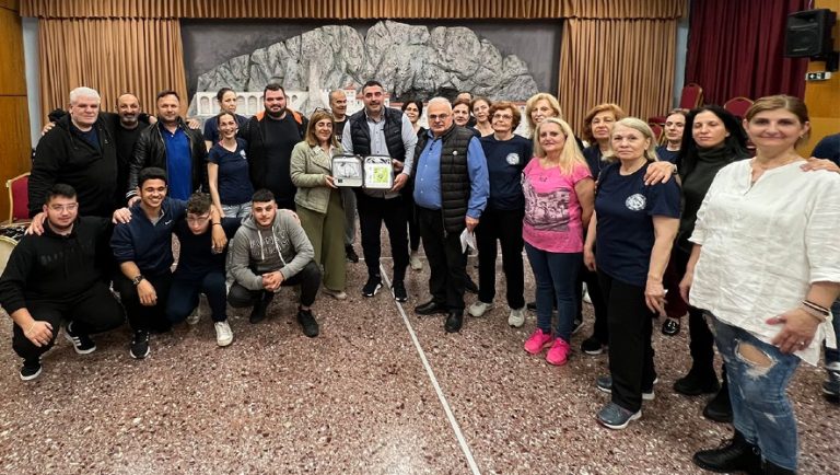 Ο Κουπελόγλου δώρισε απινιδωτή στην Αδελφότητα  Κρωμναίων Καλαμαριάς