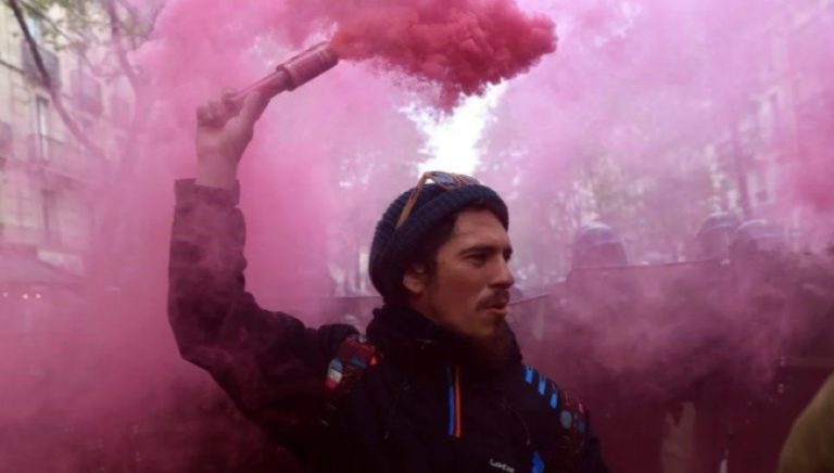 Πρωτομαγιά με πολλαπλά μηνύματα στη Γαλλία