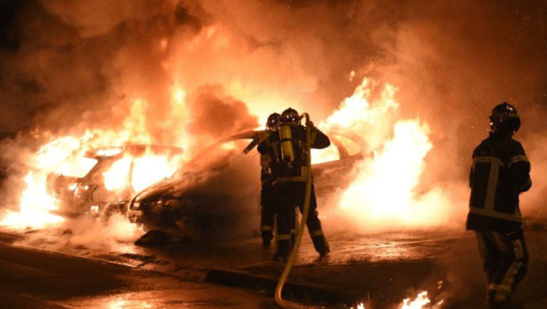 Η Γαλλία φλέγεται μετά τον θάνατο 17χρονου από σφαίρα αστυνομικού