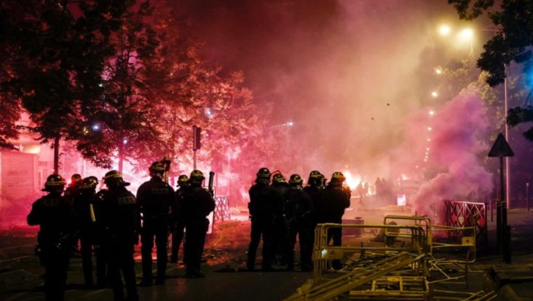 Οργή στη Γαλλία: Αστυνομικά τμήματα και δημαρχεία πυρπολήθηκαν