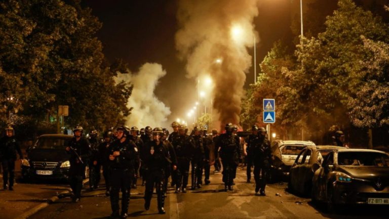 Η Γαλλία φλέγεται: Χιλιάδες ανήλικοι στους δρόμους