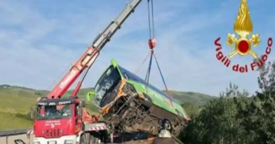 Τραγωδία στην Ιταλία: Έπεσε στον γκρεμό λεωφορείο με 38 επιβάτες (video)