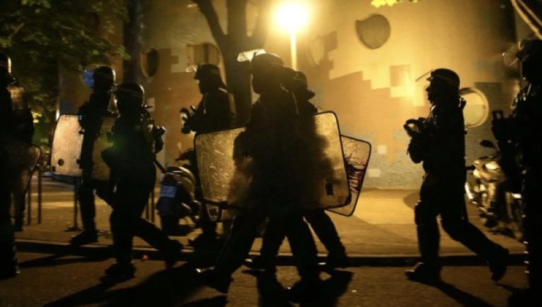 Χάος για τέταρτη νύχτα στη Γαλλία – Νεκρός διαδηλωτής! (videos)