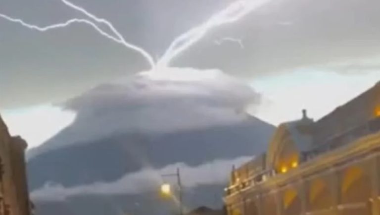 Κεραυνοί… εκτοξεύονται από ηφαίστειο στη Γουατεμάλα! (videos)