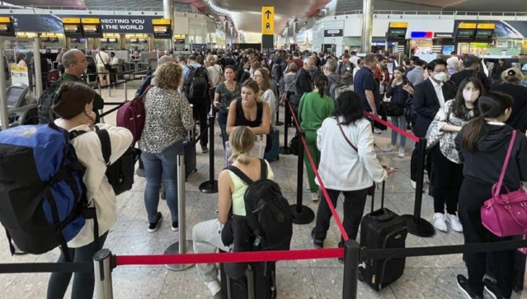Ταλαιπωρία χωρίς τέλος μετά το γιγαντιαίο αεροπορικό μπλακ άουτ στη Βρετανία