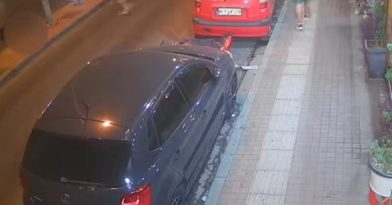 Θεσσαλονίκη: Η στιγμή που αυτοκίνητο χτυπά και εγκαταλείπει οδηγό μοτοσικλέτας (video)