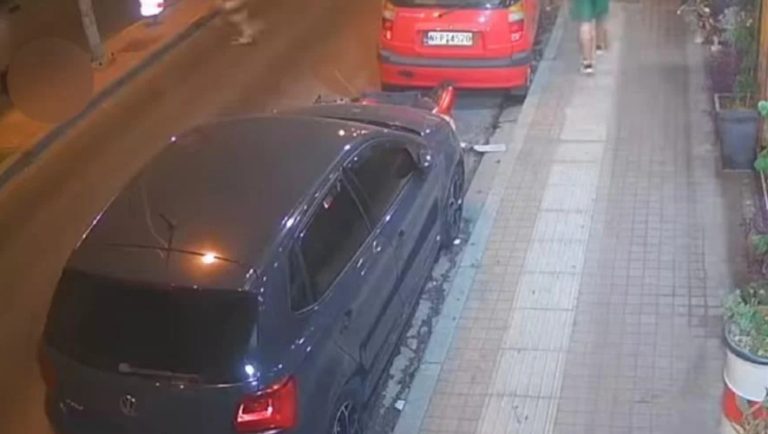 Θεσσαλονίκη: Η στιγμή που αυτοκίνητο χτυπά και εγκαταλείπει οδηγό μοτοσικλέτας (video)