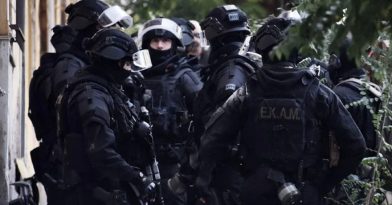 Συναγερμός στο Κολωνάκι: Βρέθηκε οπλοστάσιο σε αποθήκη!