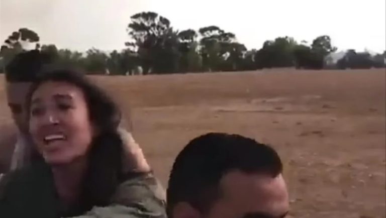 Ανατριχίλα: Η στιγμή που μέλη της Χαμάς απαγάγουν 25χρονη