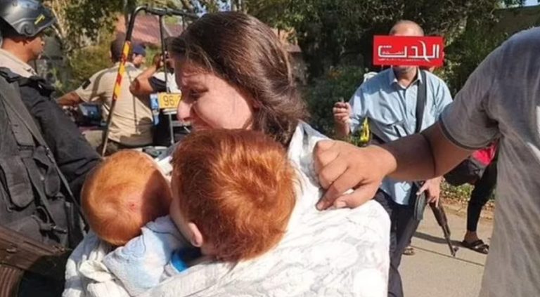 Βίντεο που προκαλεί σοκ: Η απαγωγή Ισραηλινής με τα 2 παιδιά της από τρομοκράτες