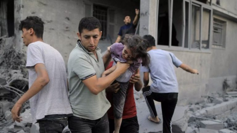 Λωρίδα της Γάζας: Σκηνές αρχαίας τραγωδίας στα νοσοκομεία (videos)