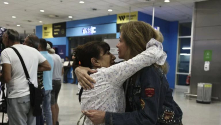 Έφτασαν στην Ελλάδα οι πρώτοι Έλληνες από το Ισραήλ
