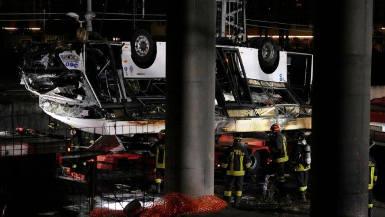 Βενετία: Τουλάχιστον 21 νεκροί από πτώση λεωφορείου στο κενό