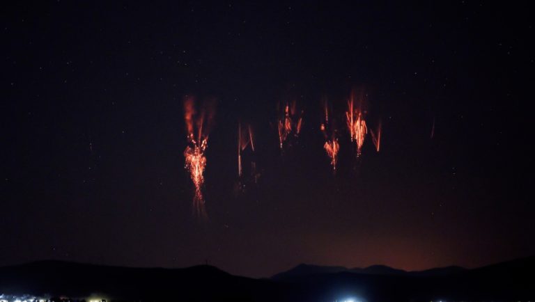 Meteo: Φωτογραφία από σπάνιο κεραυνό στην Ικαρία (pics)