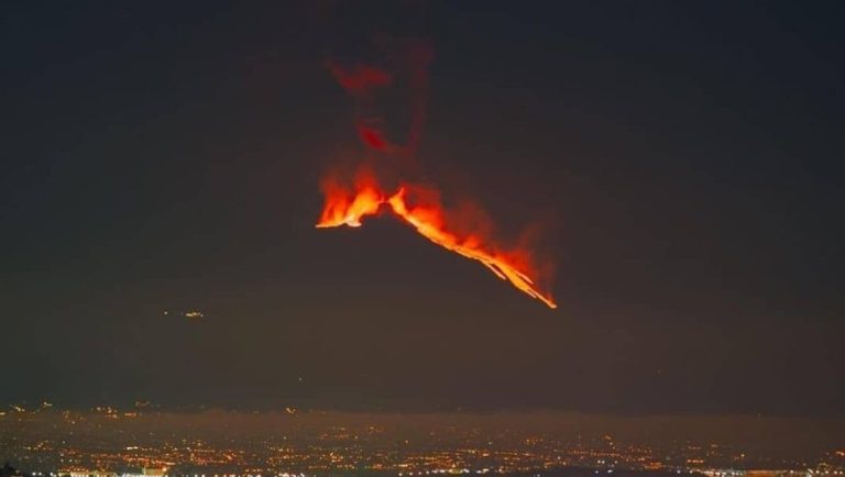Ανεβαίνει το επίπεδο συναγερμού για την Αίτνα