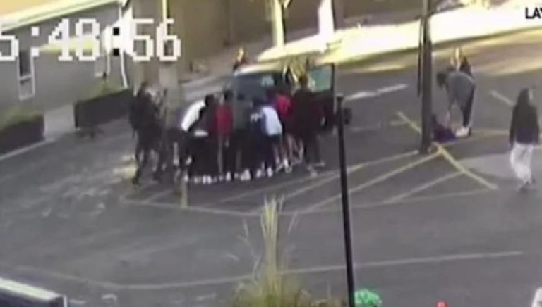 Συγκλονιστικό video: Μαθητές σηκώνουν στον αέρα αυτοκίνητο