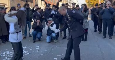 Νέα Υόρκη: Ομογενής αστυνομικός παίρνει σύνταξη και το γιορτάζει με… ζεϊμπέκικο