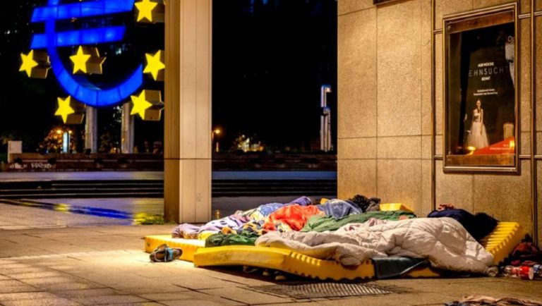 Στριμώχνονται για να ζεσταθούν: Πάνω από 600.000 οι άστεγοι στη Γερμανία