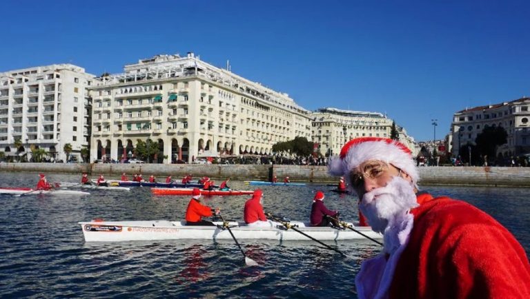 Θεσσαλονίκη: Γέμισε Αγιοβασίληδες ο Θερμαϊκός