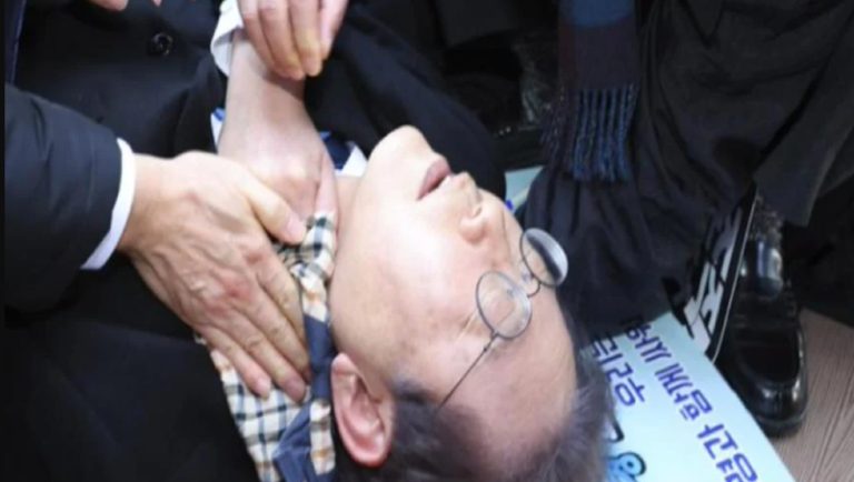 Νότια Κορέα: Μαχαίρωσαν στον λαιμό πολιτικό ενώ έκανε δηλώσεις