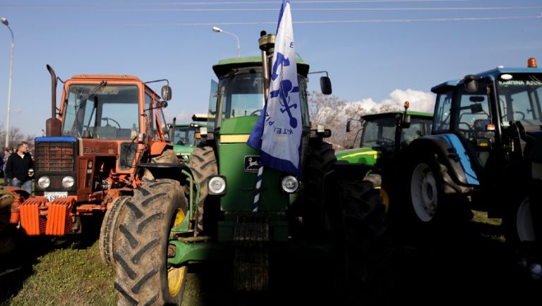 Κλιμακώνουν τις κινητοποιήσεις τους οι αγρότες στη Βόρεια Ελλάδα