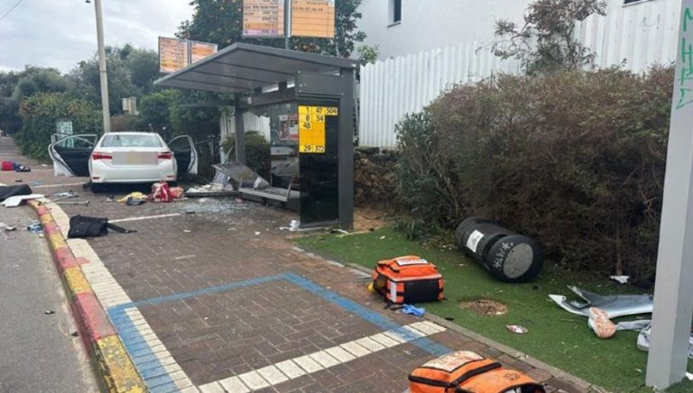 Αυτοκίνητο έπεσε σε πλήθος και άγνωστος μαχαίρωσε πολίτες! (videos)