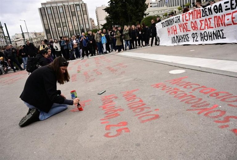 Τέμπη: Οργή για το σβήσιμο ονομάτων των νεκρών στο Σύνταγμα (vid)