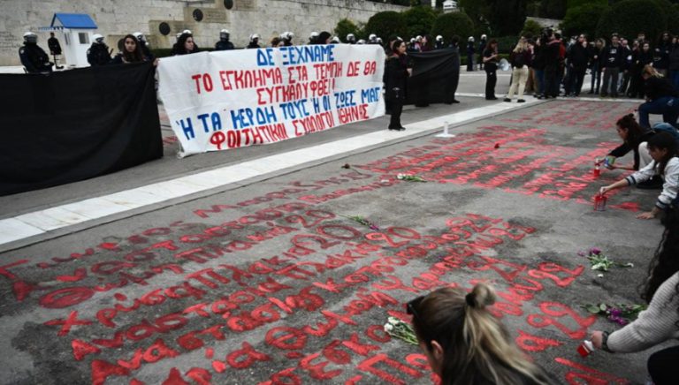 Τέμπη: Ξαναγράφουν τα ονόματα των 57 θυμάτων στο Σύνταγμα (pic-videos)