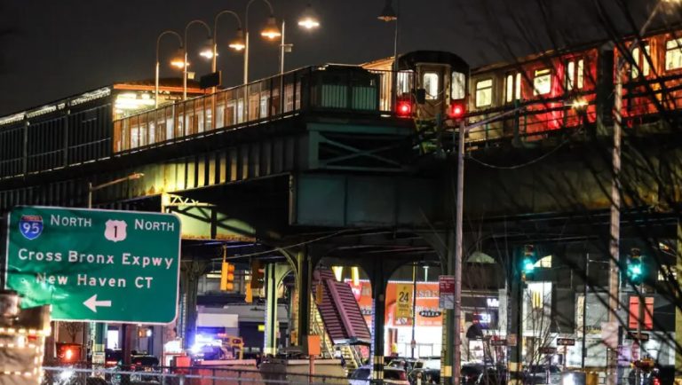 Πανικός στη Νέα Υόρκη: Ένοπλοι άνοιξαν πυρ στο μετρό
