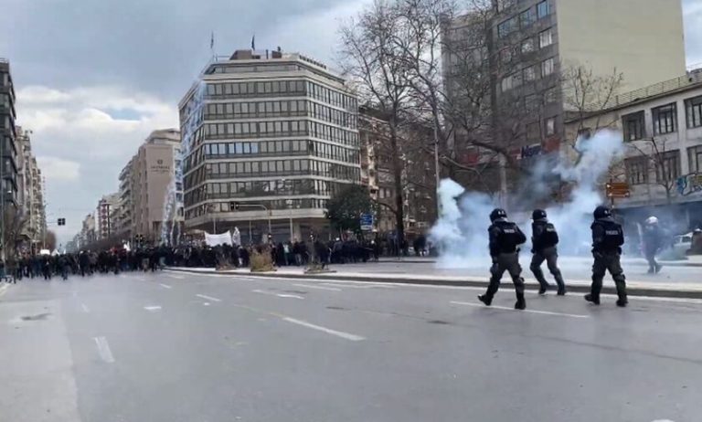 Πορεία για Τέμπη: Έπεσε στο δρόμο το όπλο αστυνομικού στη Θεσσαλονίκη