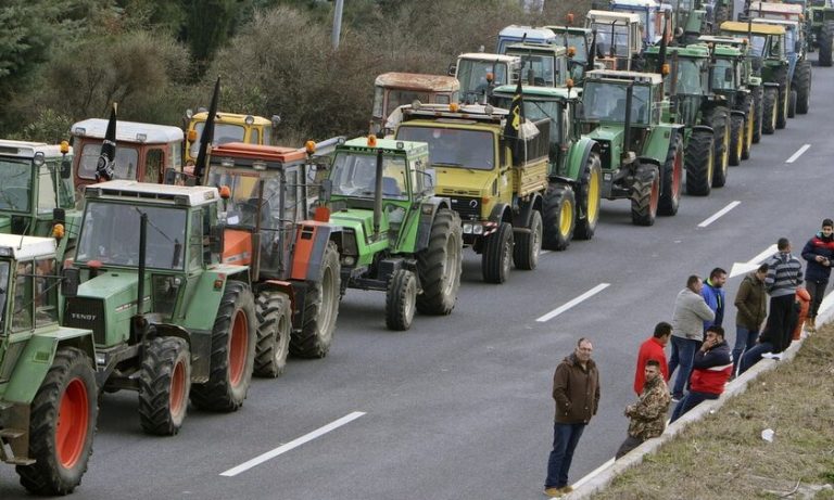 Αγρότες: Ώρα αποφάσεων στα μπλόκα