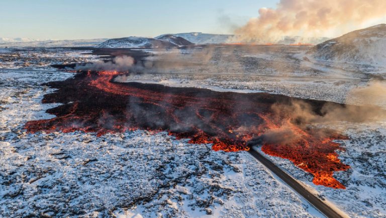 Ισλανδία: Εξερράγη ηφαίστειο στη χερσόνησο Ρεϊκιάνες (vid)