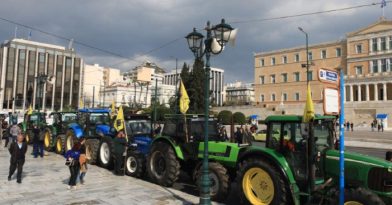 Αγρότες: Έξω από τη Βουλή τα τρακτέρ