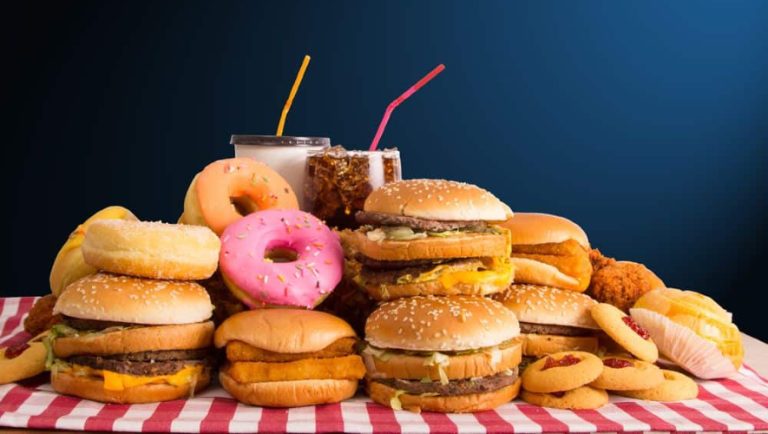 Ανατρεπτική έρευνα: Το junk food βλάπτει την υγεία όπως το κάπνισμα