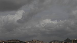 Καιρός: Τοπικές βροχές με σκόνη και υψηλές θερμοκρασίες (videos)