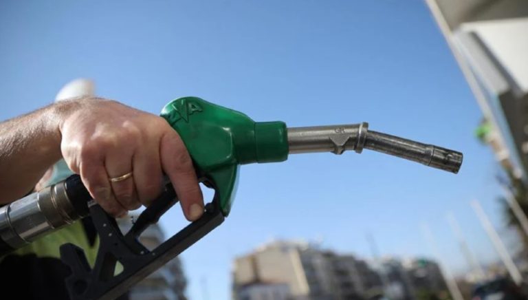 Γιατί αυξάνεται και πάλι η τιμή της βενζίνης (videos)