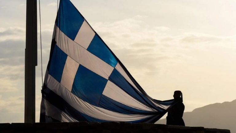 Μοναδικές εικόνες από την έπαρση της ελληνικής σημαίας στην Ακρόπολη