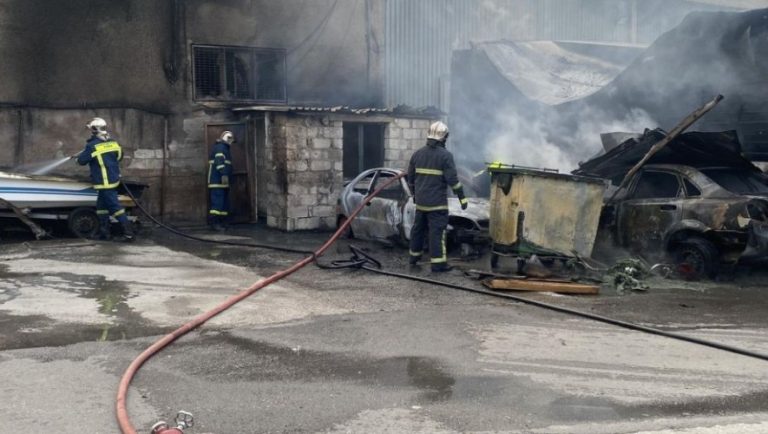 Θεσσαλονίκη: Πήραν φωτιά αυτοκίνητα κοντά στο λιμάνι