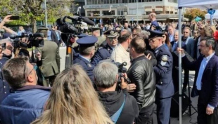 Τρίκαλα: Ένταση στην παρέλαση από την οικογένεια Πλακιά (videos)