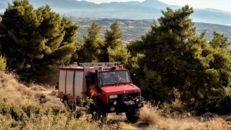 Πιέρια Όρη: Καίγεται δασική έκταση στη Σαρακατσάνα