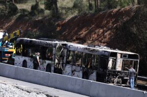Θεσσαλονίκη: Κάηκε ολοσχερώς λεωφορείο του ΟΑΣΘ στον Περιφερειακό (vid)