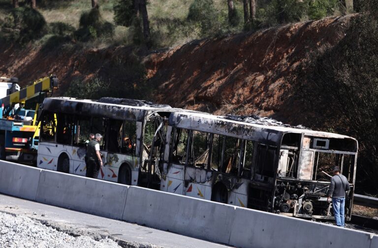 Θεσσαλονίκη: Κάηκε ολοσχερώς λεωφορείο του ΟΑΣΘ στον Περιφερειακό (vid)